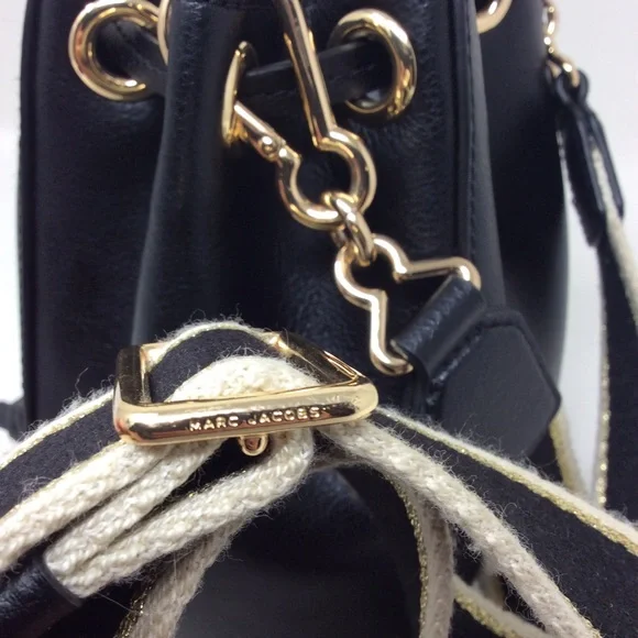 ✨ Authentic Marc Jacobs The Bucket Bag Logo Plaque Drawstring Woven Strap Black - Picture 13 of 16